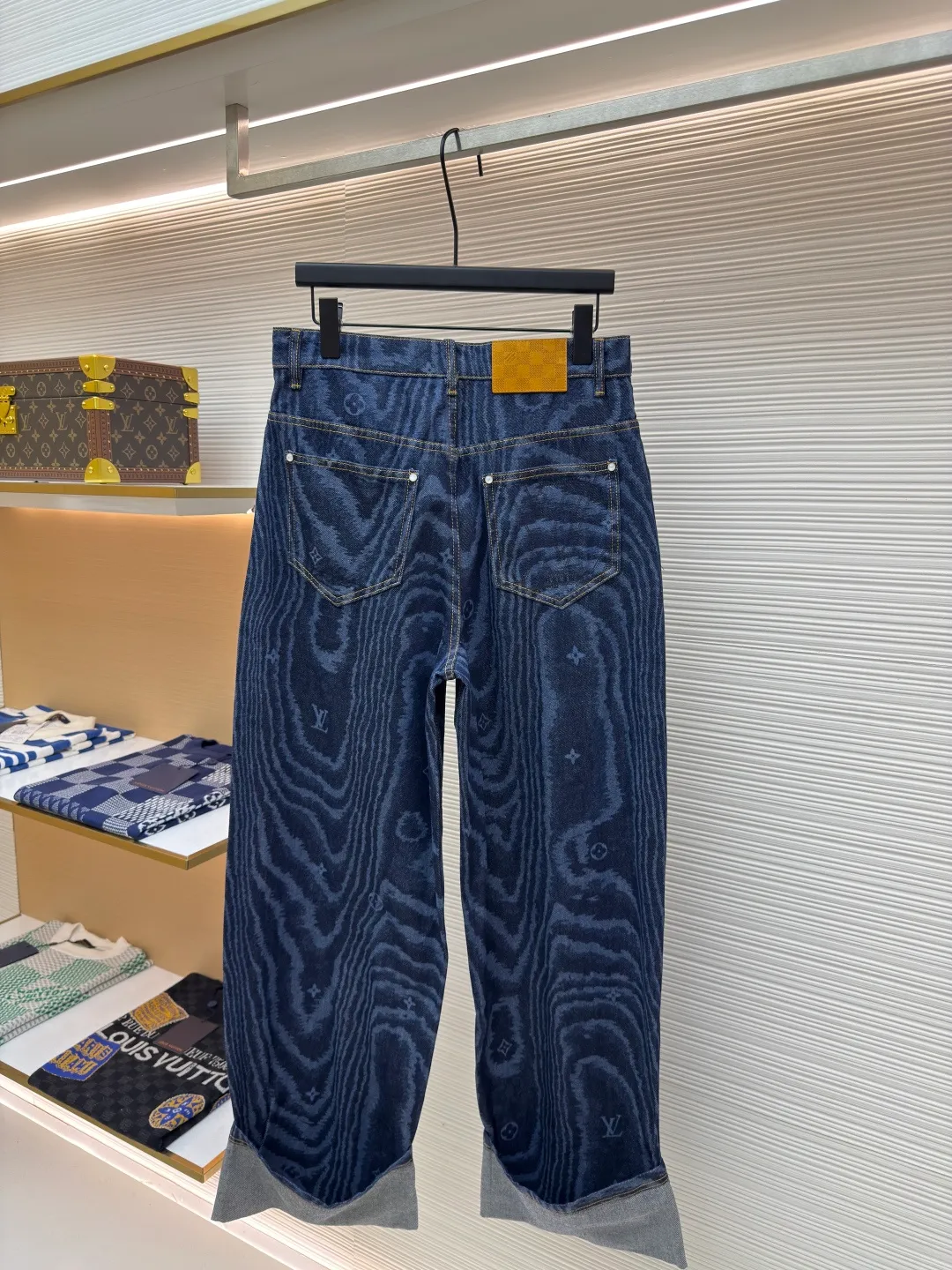 LOUISVUITTON tree pattern denim trousers ●Authentic product: Purchased and developed by 15689 ●Item number: 1680319-B60 ●Fabric: denim fabric ●Technology: Printing ●Version: Fitted version ●Weight: about 755 grams ●Size: 30-32-34-36 ●Description: The upper body effect refers to the FW25 early autumn men's series collarless denim rivet full-width logo printed long-sleeved denim jacket for men in blue. This collarless jacket is paved with denim cloth with the LV Moiré pattern, and the Monogram logo is implicitly integrated into it, creating a silky texture. The Marque L.Vuitton DéPosée nubuck label rests on the back for a modern look paired with matching jeans. The overall wiring is straight and delicate, the fabric is comfortable and soft, and the color is consistent without color difference. It can be matched with the same style to create a fashionable look and control various occasions. Customized accessories, complete with three standards, same style for men and women!